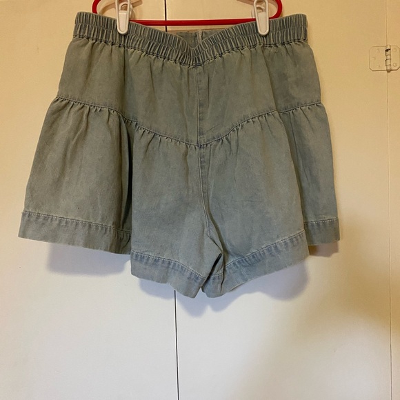 NWT Denim Ruffled Shorts Size Large - Picture 4 of 5